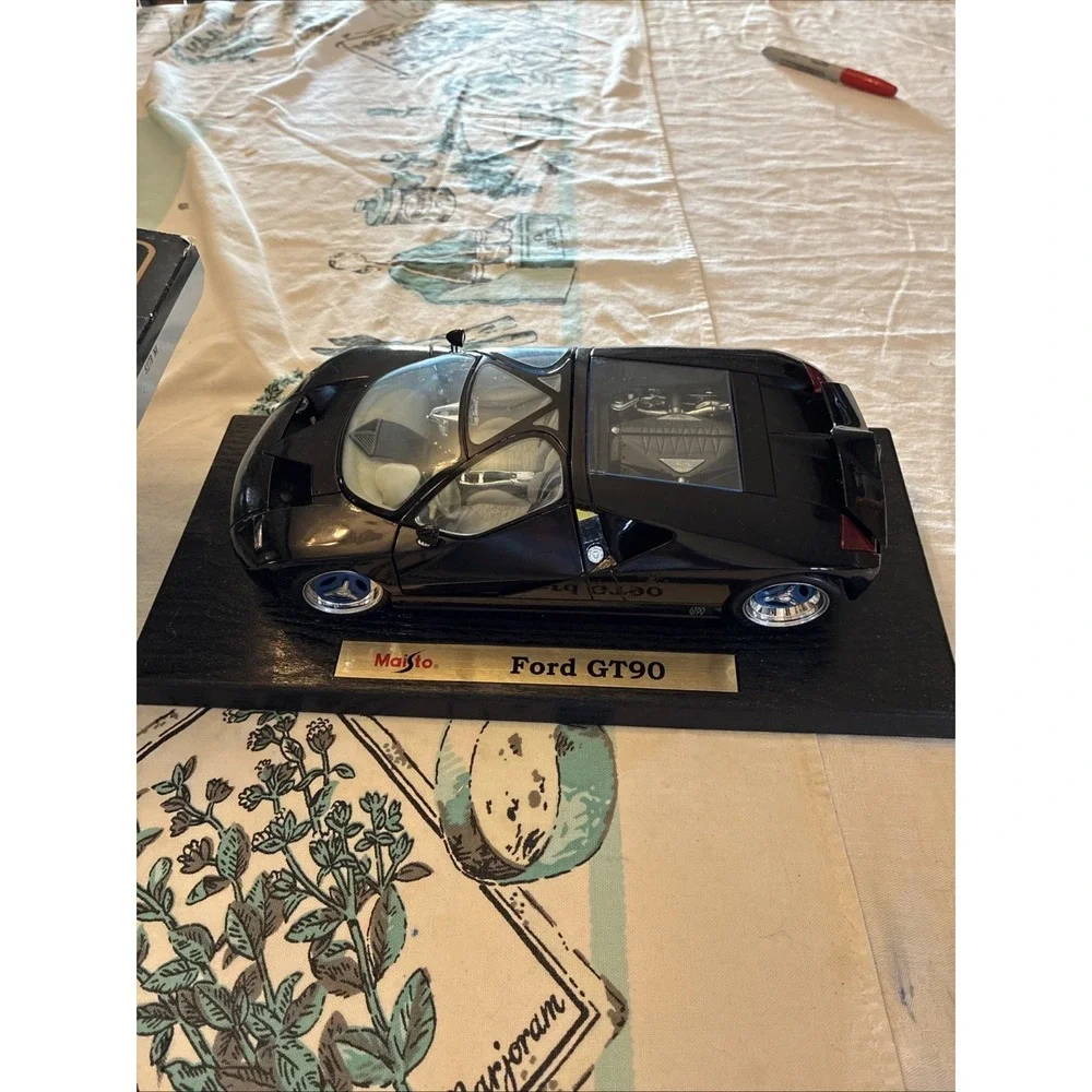 Maisto Special Edition Black Ford GT90 with Blue Rims 1 18 scale Die Cast